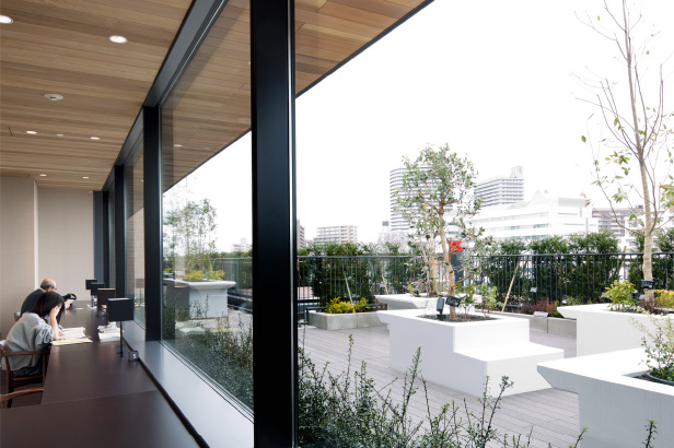 ゆいの森あらかわ［てらす／緑陰読書席］提供画像ⒸHarunori Noda（Gankohsha）