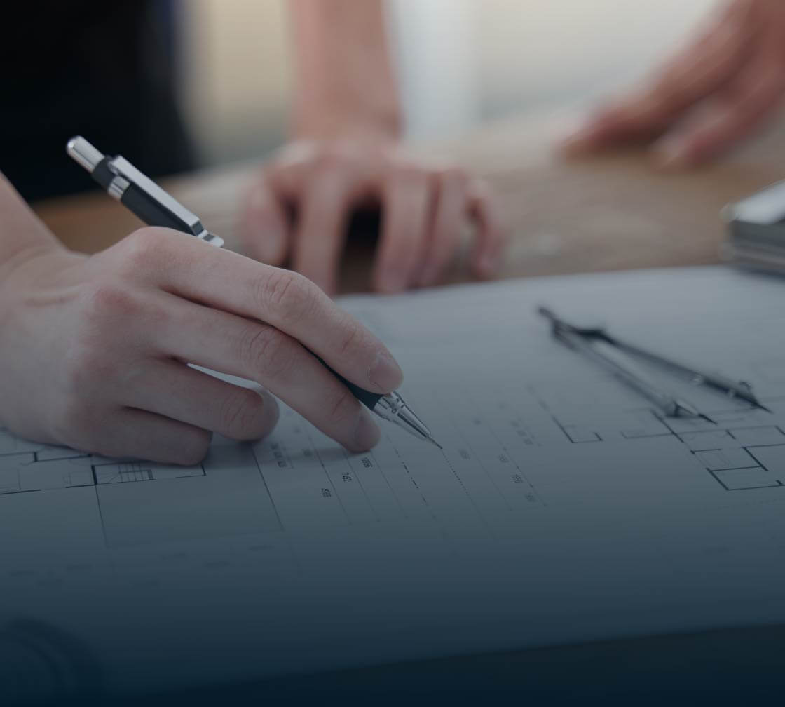 図面を書いている様子
