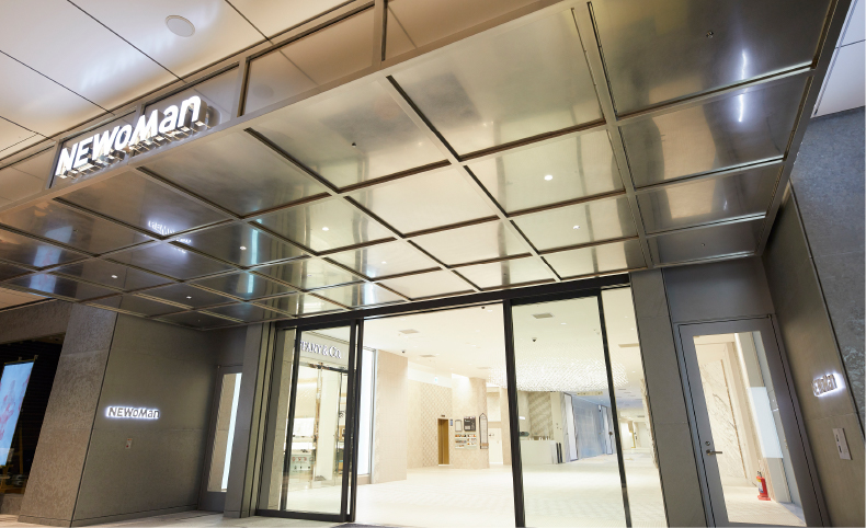 ニュウマン横浜（徒歩12分・約900m）