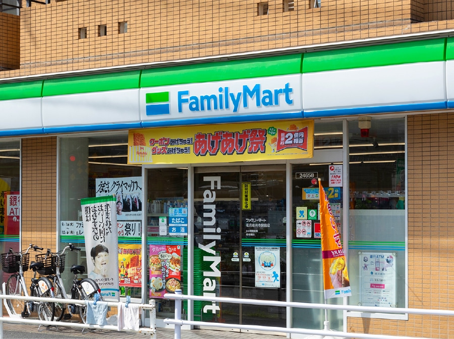 ファミリーマート 花月総持寺駅前店（徒歩5分／約400m）